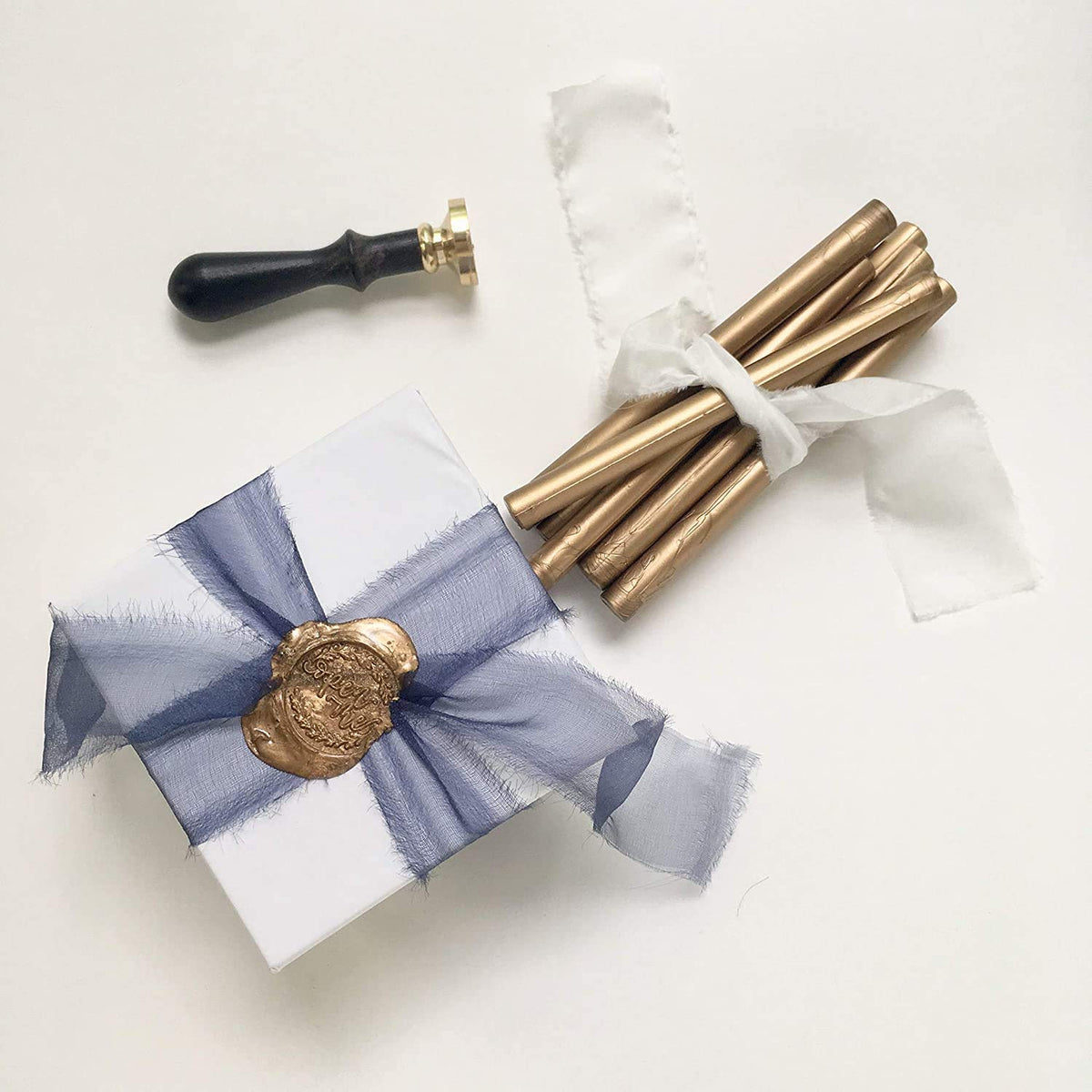 UNIQOOO Mini Glue Gun Sealing Wax Sticks for Wax Seal Stamp - Metallic Antique Gold, Great for Wedding Invitations, Christmas Cards, Snail Mails, Wine Packages, Christmas Gift Ideas, Pack of 16