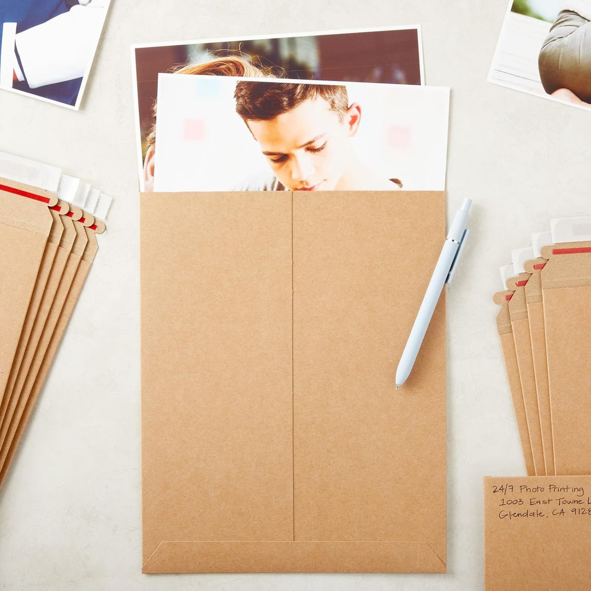 Juvale Stay Flat Mailers - 9 x 11.5 in, Brown, 100-Pack - Thick Document Mailers & Cardboard Envelopes - Peel & Seal Mailing Envelopes for Photos & Magazines