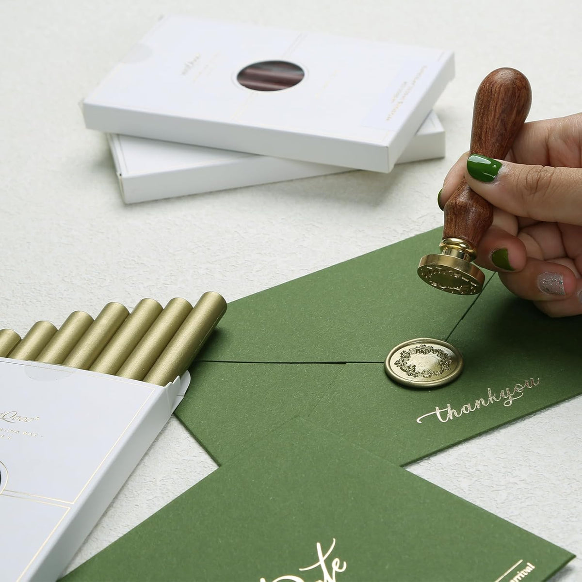 UNIQOOO Mailable Glue Gun Sealing Wax Sticks for Wax Seal Stamp - Metallic Green Gold, Great for Wedding Invitations, Cards Envelopes, Snail Mails, Wine Packages, Gift Ideas, Pack of 8
