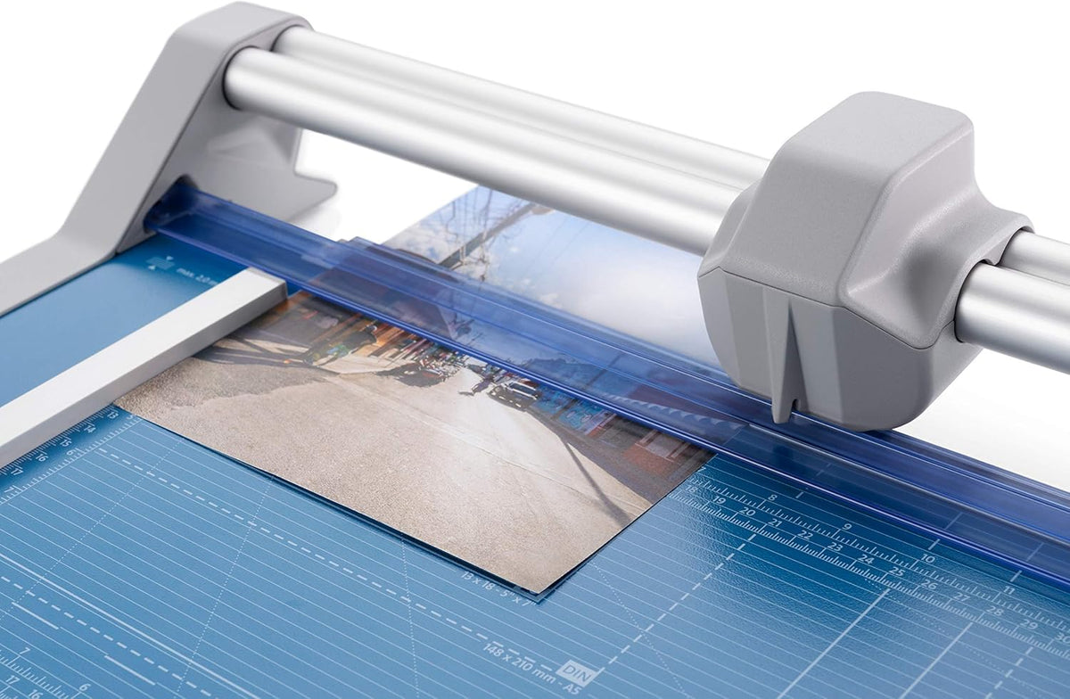 Dahle 552 Professional Rotary Trimmer, 20" Cut Length, 20 Sheet Capacity, Self-Sharpening, Dual Guide Bar, Automatic Clamp, German Engineered Paper Cutter